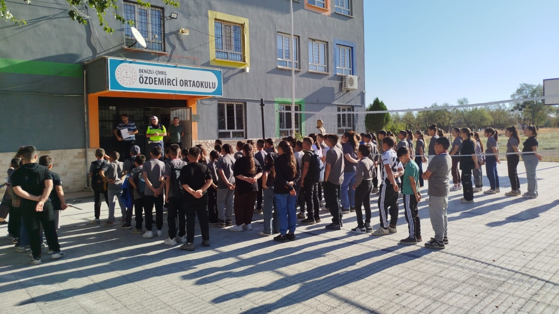 Özdemirci Ortaokulu Öğrencilerine Yönelik Güvenli Trafik Eğitimi Hakkında Bilgilendirme Yapıldı.